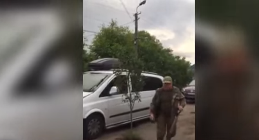 Посеред дороги у велику яму люди посадили дерево У селі Грушово люди посеред дороги посадили дерево