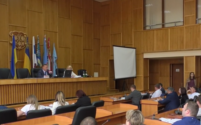 Сесія Ужгородської міськради розпочалася зі сварки Сесія Ужгородської міськради розпочалася зі сварки через земельні питання