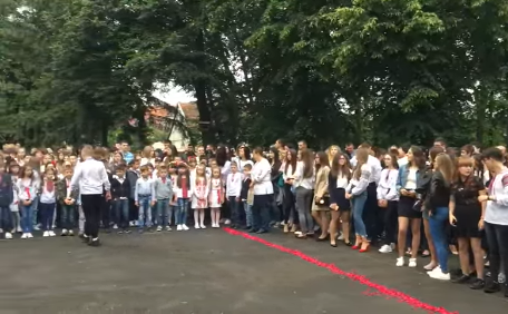 Замість квітів – гроші на лікування: учні однієї зі шкіл Мукачева здають кошти для хворої на рак семикласниці У Мукачівській ЗОШ №2 замість купівлі квітів вчителям, учні здають гроші для хворої на рак семикласниці