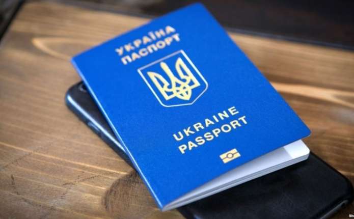 Закарпатці поспішають оформляти закордонні паспорти Закарпатці поспішають оформляти закордонні паспорти до періоду відпусток