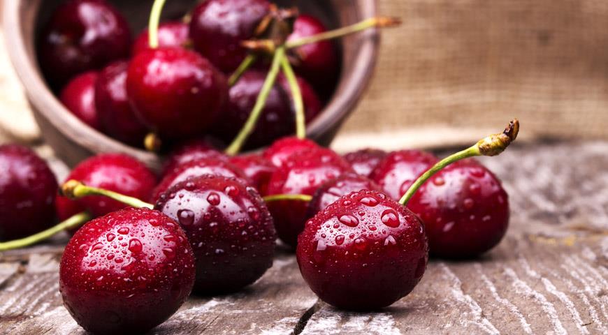 Рання черешня на закарпатських ринках скоро закінчиться Рання черешня на закарпатських ринках скоро закінчиться, а пізню попсував дощ