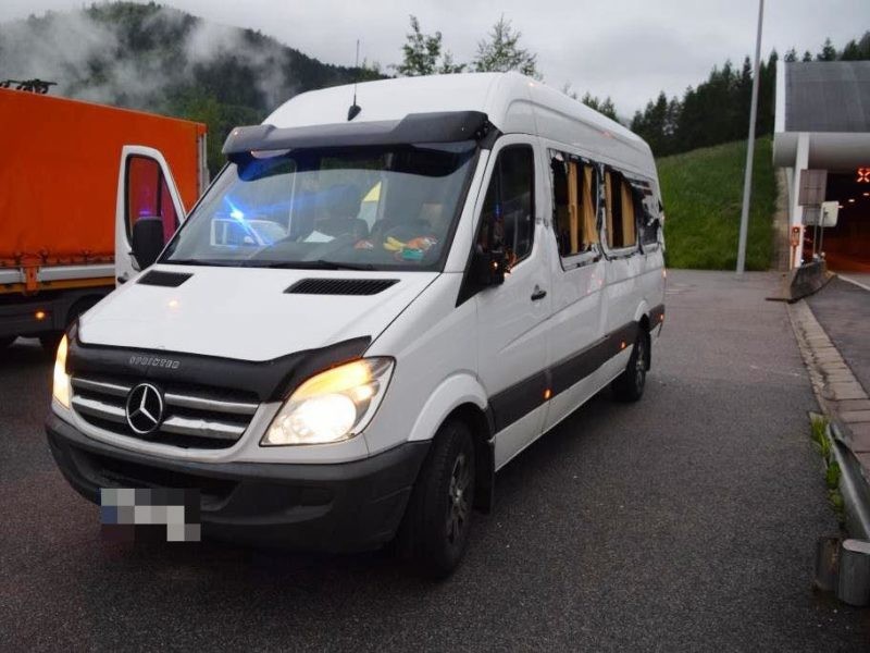Заробітчани потрапили в аварію: момент зіткнення зафіксували камери Заробітчани із України потрапили в аварію у Словаччині: момент зіткнення зафіксували камери