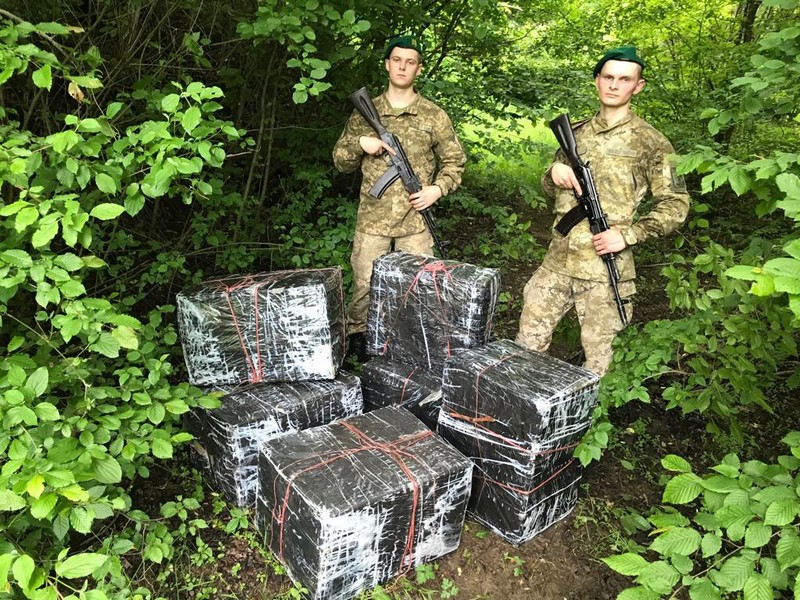 Контрабандисти покинули пакунки з цигарками, тікаючи від прикордонників Контрабандисти покинули пакунки з цигарками, тікаючи від прикордонників на Закарпатті