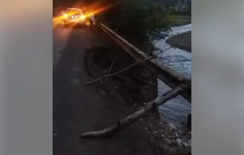 Частина дороги державного значення сповзла в річку, – соцмережі На дорозі Хуст – Долина стався обвал проїжджої частини у річку