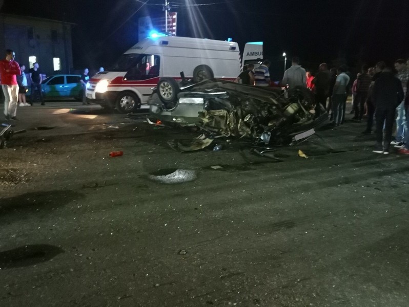 Авто кілька разів перекинулося: відеокамери зафіксували жахливу ДТП Авто кілька разів перекинулося: у Тячеві відеокамери зафіксували жахливу ДТП
