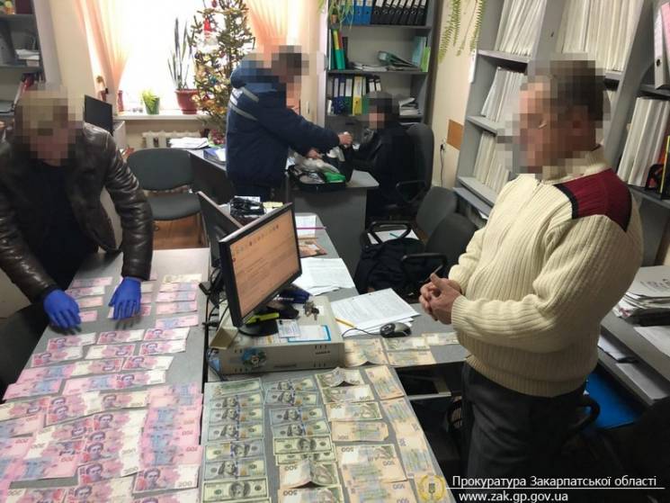 Чиновник із центру зайнятості вимагав від безробітних хабар: справу скеровано до суду Прокуратура скерувала до суду обвинувальний акт стосовно провідного фахівця центру зайнятості, якого викрили при отриманні хабара