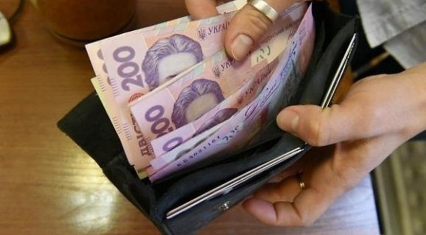 Хто в Україні заробляє найбільше: названо середні зарплати Середні зарплати українців: хто заробляє найбільше