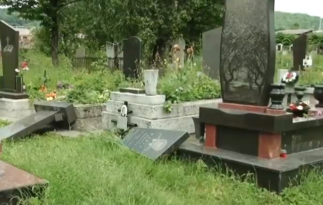 Вандали пошкодили близько 40 надгробків на кладовищі Вандали пошкодили близько 40 надгробків на кладовищі у селі Грушово Тячівського району