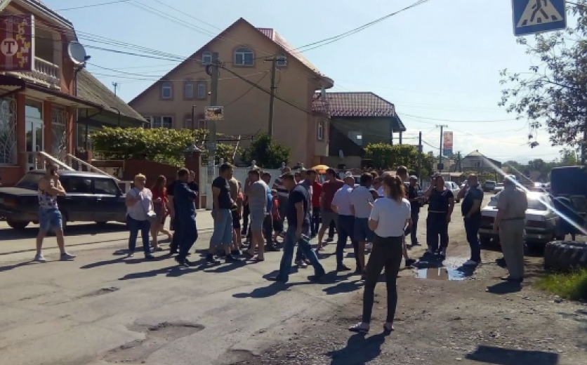 Перекриття дороги на Закарпатті та ляпас голові РДА: усі подробиці Перекриття дороги на Закарпатті у селі Грушово: усі подробиці