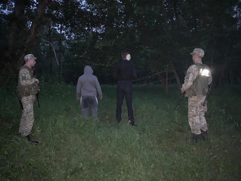 Двох горе-контрабандистів затримали прикордонники Двох горе-контрабандистів затримали прикордонники на Закарпатті біля кордону з Румунією
