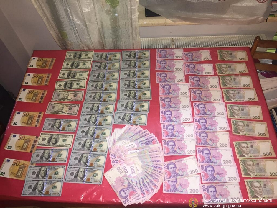 На хабарі затримано начальника обласного управління Державного агентства рибного господарства Викрито начальника обласного управління Державного агентства рибного господарства у Закарпатській області при отриманні 900 дол США неправомірної вигоди
