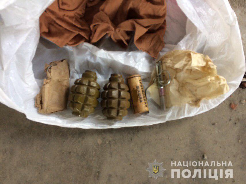 В Ужгороді затримали чоловіка, що збирався продати дві гранати та тротилову шашку В Ужгороді затримали чоловіка, що збирався продати дві гранати та тротилову шашку