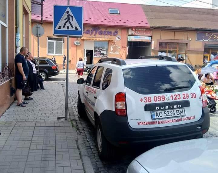 У Мукачеві "муніципали" оштрафували свого ж колегу за порушення правил паркування Інспектори муніципальної інспекції Мукачева оштрафували колегу за порушення правил паркування