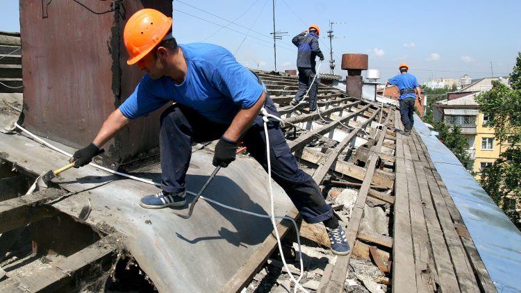 У Мукачеві новоствореним ОСББ відремонтують дахи У Мукачеві новоствореним ОСББ коштом міського бюджету відремонтують дахи