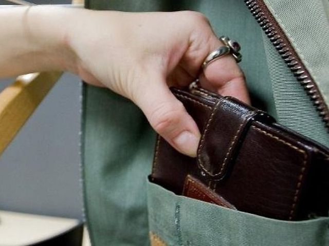 15-річна дівчина вкрала у чоловіка гаманець 15-річна дівчина вкрала у чоловіка гаманець в селищі Дубове Тячівського району