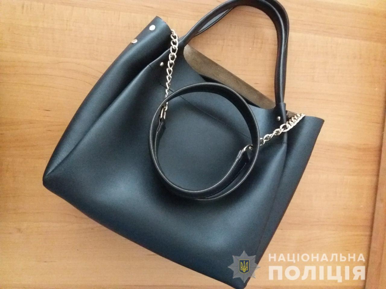 Закарпатець скоїв крадіжку в магазині У Рахові чоловік викрав сумку з магазину
