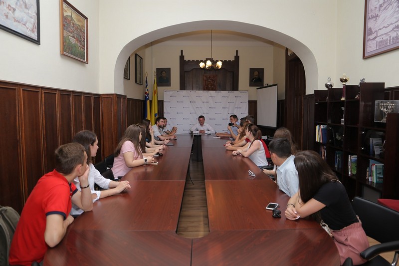 12 мукачівських школярів стажуватимуться у міськраді 12 школярів стажуватимуться у Мукачівській міськраді