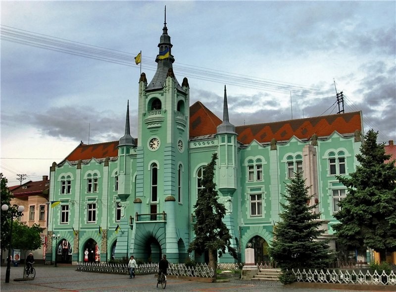 Із Мукачівської міськради евакуювали людей Із Мукачівської міськради евакуювали людей. Шукають вибухівку