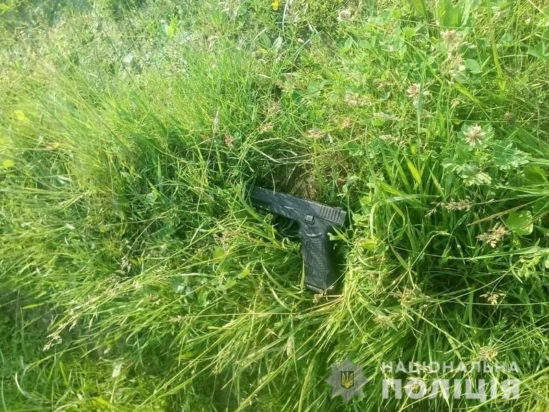 У Перечинському районі жінка знайшла на дорозі пістолет У Перечинському районі жінка знайшла на дорозі пістолет, який належав 24-річному чоловіку