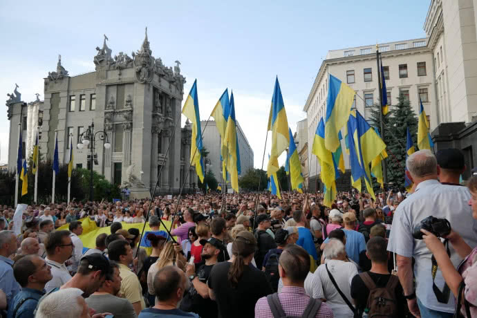 Конфлікт під Адміністрацією Президента: відбулась акція проти "капітуляції" України Конфлікт під Адміністрацією Президента: відбулась акція проти "капітуляції" України