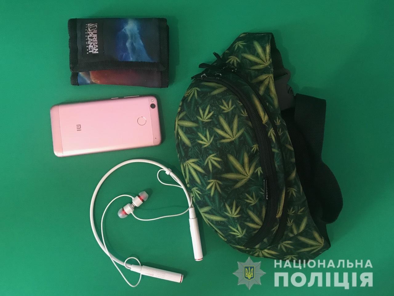 Неподалік центру Мукачева чоловік, застосувавши силу, пограбував 17-річну дівчину Поліцейські оперативно розкрили грабіж в Мукачеві