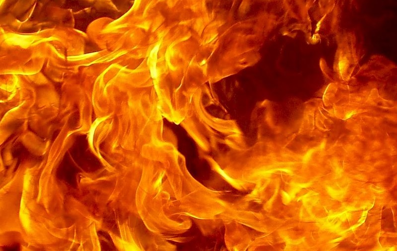 Чоловік отримав опіки, намагаючись загасити свою палаючу машину Чоловік отримав опіки, намагаючись загасити свою палаючу машину у селі Новоселиця