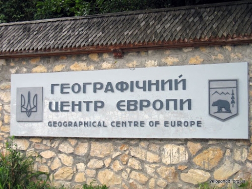 Люди обурені станом дороги і вирішили її перекрити У селі Ділове люди перекрили дорогу