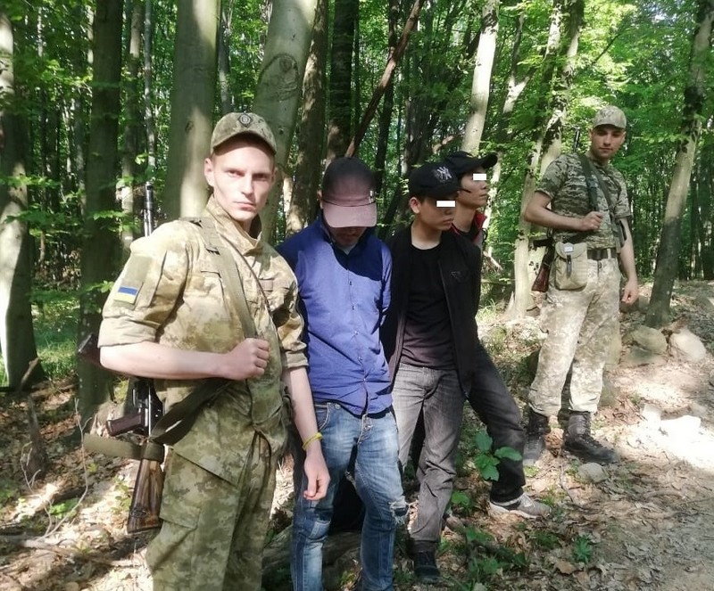 Поблизу кордону затримали нелегалів із В’єтнаму На Закарпатті поблизу кордону зі Словаччиною затримали нелегалів із В’єтнаму