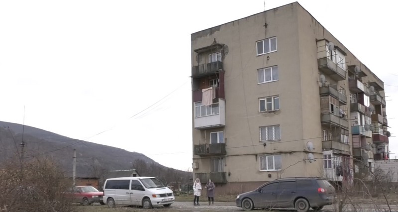 Мешканці багатоповерхівки в Мукачеві обурені антисанітарією в будинку Затоплений підвал, бруд та сморід, — в багатоповерхівці Мукачева повна антисанітарія