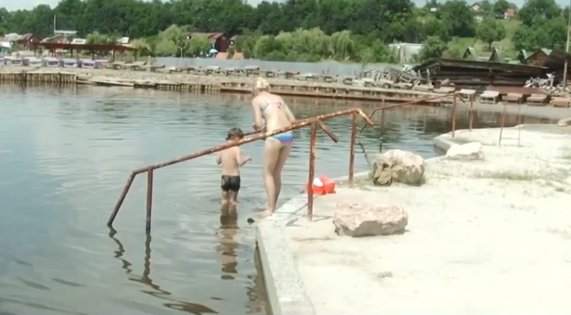 Люди зі всієї України приїжджають на відомі закарпатські озера Люди зі всієї України приїжджають у Солотвино на солені озера