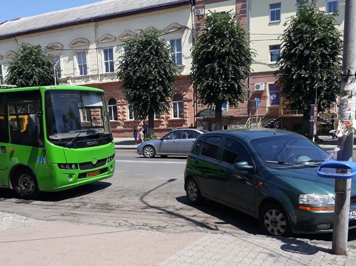 У Мукачеві штрафують водіїв У Мукачеві штрафують водіїв за неправильне паркування машини