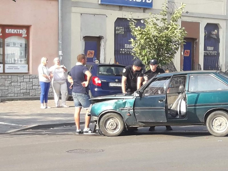 Авто відкинуло на тротуар: в обласному центрі сталася аварія Авто відкинуло на тротуар: в обласному центрі Закарпаття сталася аварія за участі Таврії та Шкоди