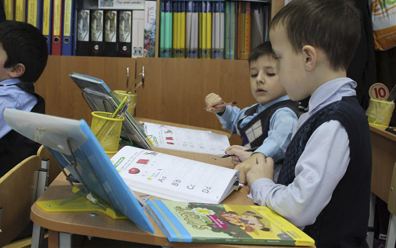 У Мукачеві закупили нові парти для першокласників У Мукачеві закупили нові парти для першокласників