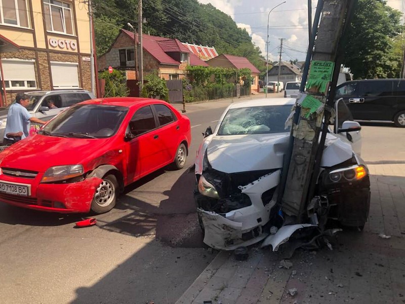 Водій пішов на обгін та скоїв ДТП У Хусті водій пішов на обгін та скоїв ДТП