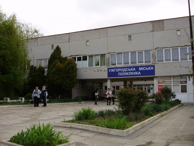 Повідомлення про замінування: у медзакладах Ужгорода шукають вибухівку Повідомлення про замінування: у всіх медзакладах Ужгорода шукають вибухівку