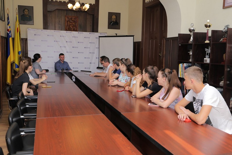 Школярі Мукачева стажуватимуться в міськраді протягом літа Школярі Мукачева стажуватимуться в міськраді протягом літа