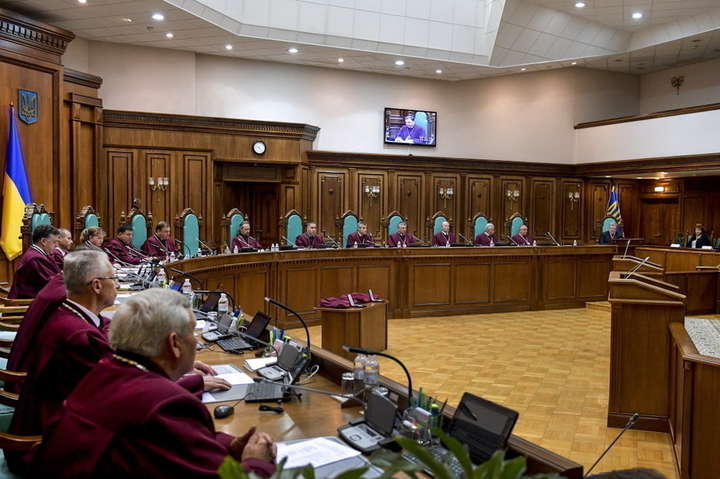 Суддя із Закарпаття не підтримав указ Зеленського про розпуск Ради Суддя КСУ із Закарпаття Василь Лемак не підтримав указ Зеленського про розпуск Ради
