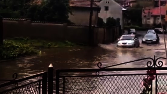 Венеція по-мукачівськи: вулиці міста після зливи перетворилися на ріки Після зливи вулиці Мукачева перетворились на ріки