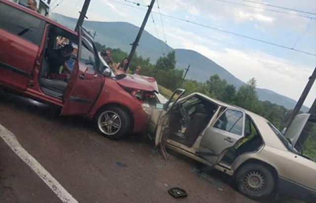На Перечинщині сталась жахлива ДТП: зіткнулись дві автівки На Перечинщині сталась жахлива ДТП: зіткнулись дві автівки