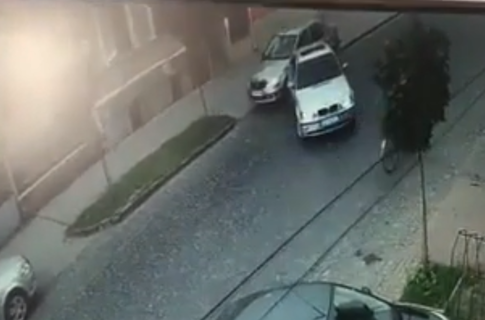 В’їхала в авто і втекла: камери зафіксували аварію в центрі Мукачева В’їхала в авто і втекла: камери зафіксували аварію в центрі Мукачева на вулиці Духновича