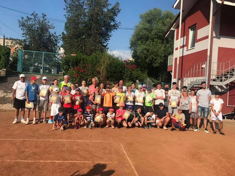 Мукачівці здобули призові місця на змаганнях із тенісу Мукачівці здобули призові місця на змаганнях із тенісу в Ужгороді