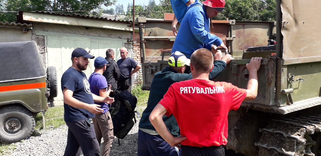 Рятувальники допомагали травмованому в горах туристу Гірські рятувальники Закарпаття допомагали травмованому в Карпатах туристу