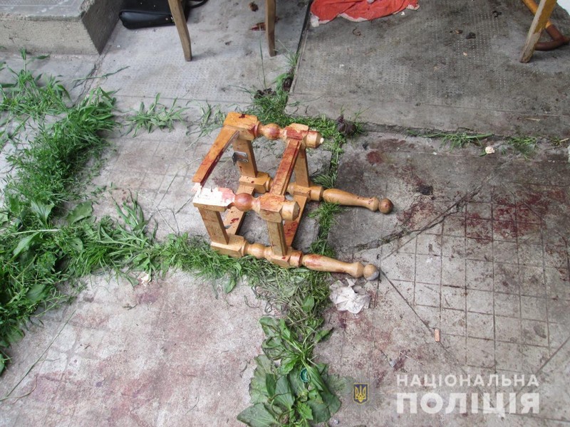 У дворі знайшли мертвого чоловіка У Тячеві в дворі знайшли мертвого чоловіка