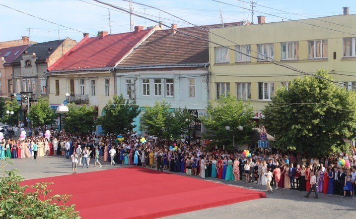 Парад випускників у Мукачеві: пряма трансляція Пряма трансляція параду випускників у Мукачеві