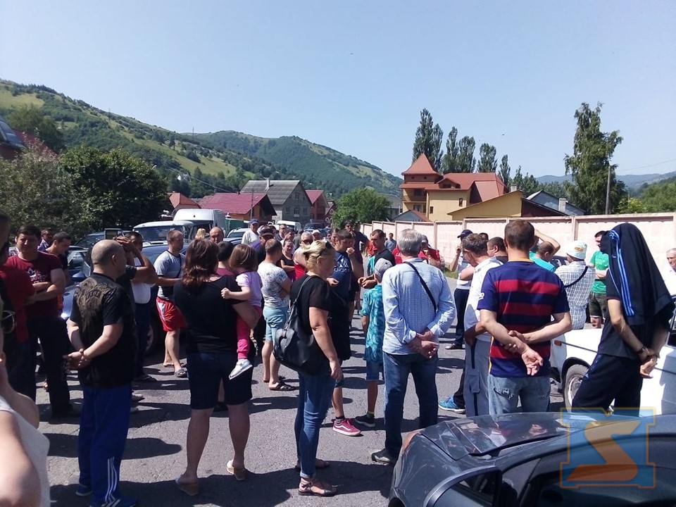 Обурені жителі двох сіл перекрили дорогу Мешканці сіл Богдан та Луги перекрили трасу Мукачево – Рогатин