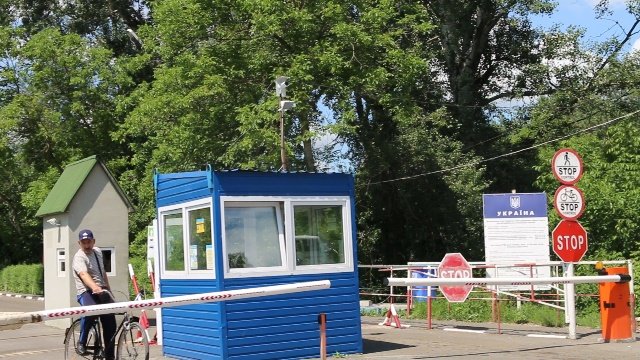 Хлопець намагався підкупити прикордонників Хлопець намагався підкупити прикордонників
