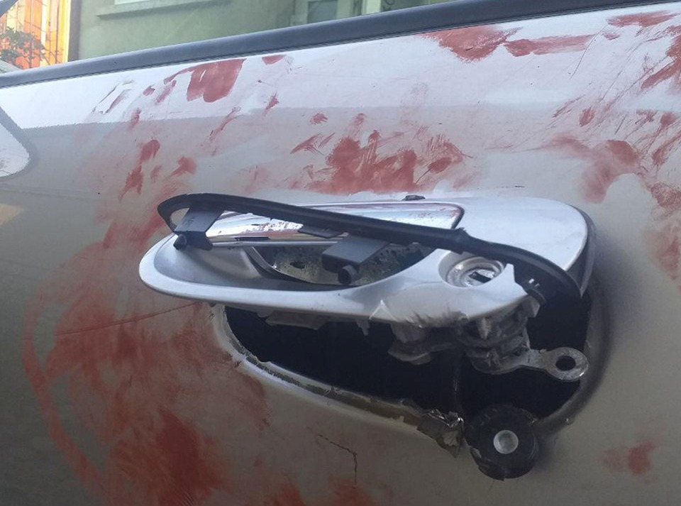 Чоловік намагався пограбувати автівку, а коли його помітили, то втік і сховався на балконі У Мукачеві чоловік намагався пограбувати автомобіль