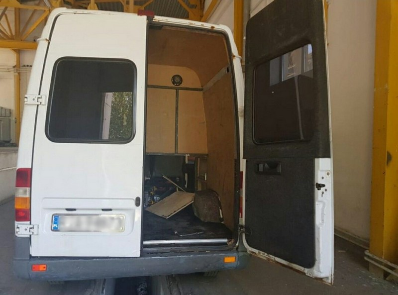 Прикордонники виявили у мікроавтобусі сховок із сигаретами На КПП Тиса прикордонники виявили у мікроавтобусі румуна сховок із сигаретами