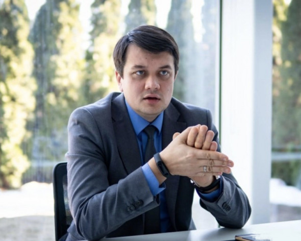 Голова партії "Слуга народу" заявив, що швидко врегулювати конфлікт на Донбасі не вийде Голова партії "Слуга народу" Дмитро Разумков заявив, що швидко врегулювати конфлікт на Донбасі не вийде
