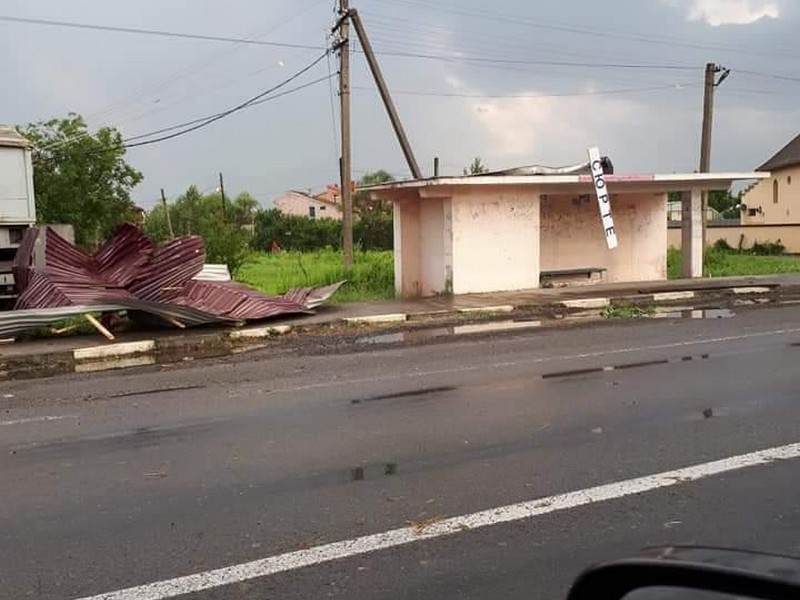 Під час негоди на Закарпатті травмовано двох людей: на них впали фрагменти покрівлі У селі Сюрте під час негоди травмовано двоє людей